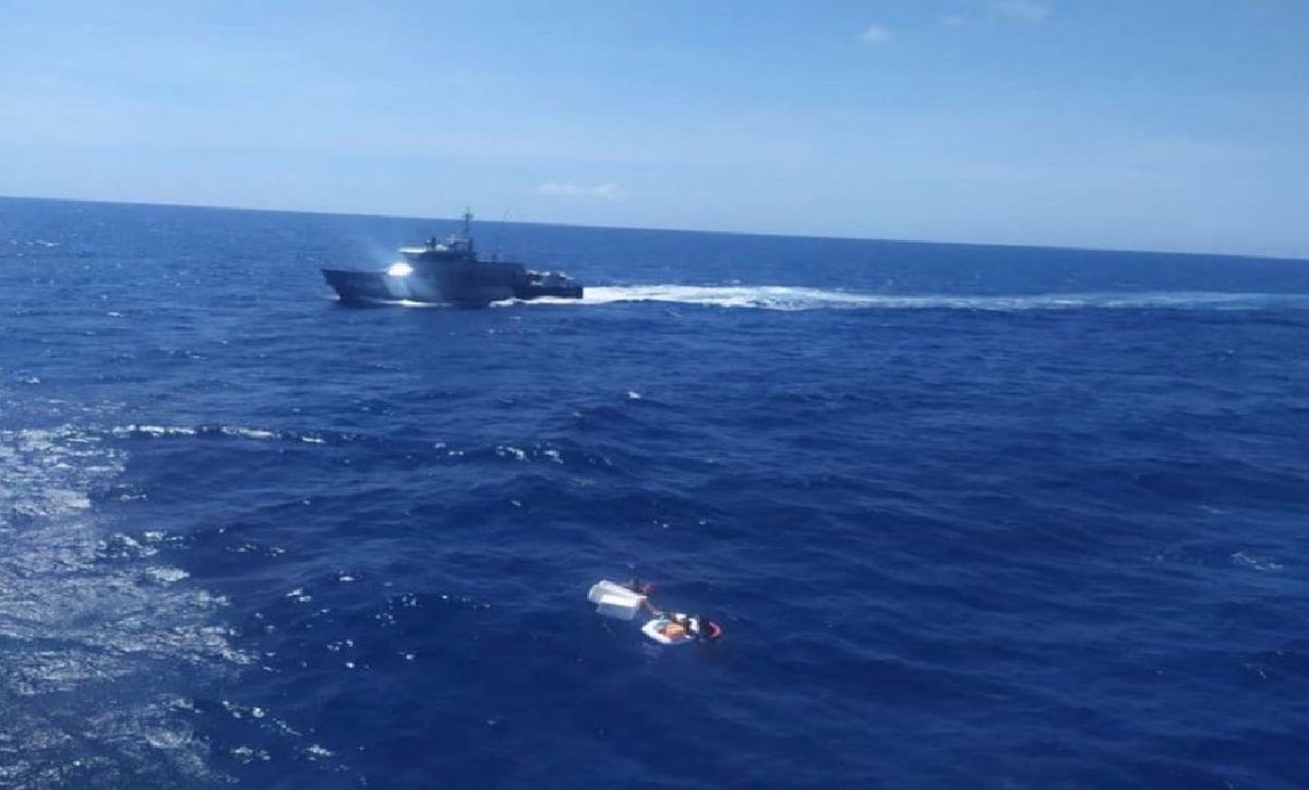 Triste foto de dos niños aferrados al cadáver de su madre en mar abierto