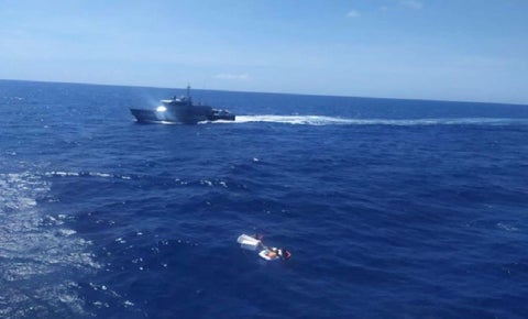 Triste foto de dos niños aferrados al cadáver de su madre en mar abierto