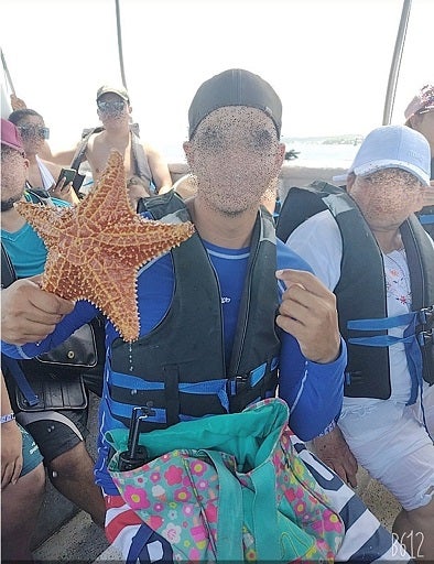 Turistas en isla de San Andrés, manipulando especies marinas.