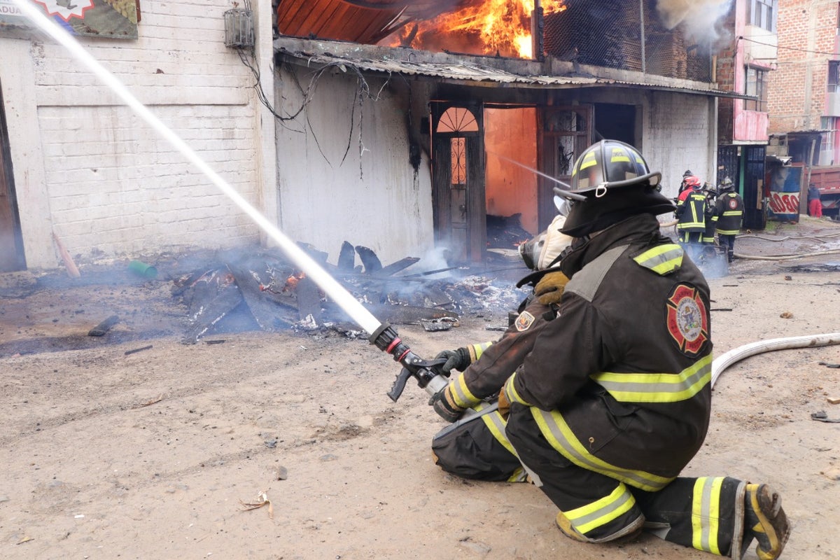 Bomberos luchando contra las llamas