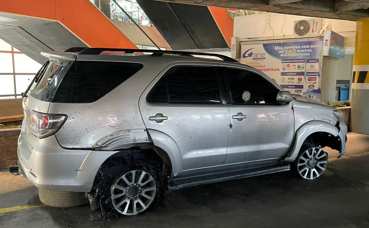 El vehículo donde se movilizaban siete personas de la ciudad de Cali fue atacado con tiros de fusil y granadas.