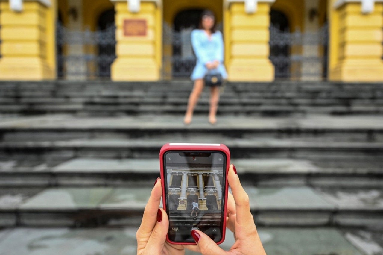 Mujer grabando con celular