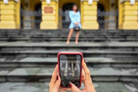 Mujer grabando con celular