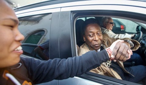 Pelé saliendo del hospital en Sao Paulo
