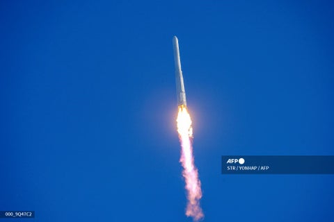 Lanzamiento de Cohete espacial diseñado por Corea del Sur