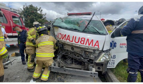 Accidente de ambulancia con Transmilenio en la Calle 26