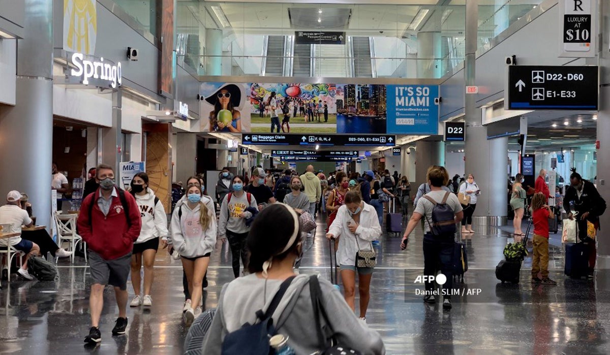 Viajeros en aeropuerto de Miami, EE.UU.