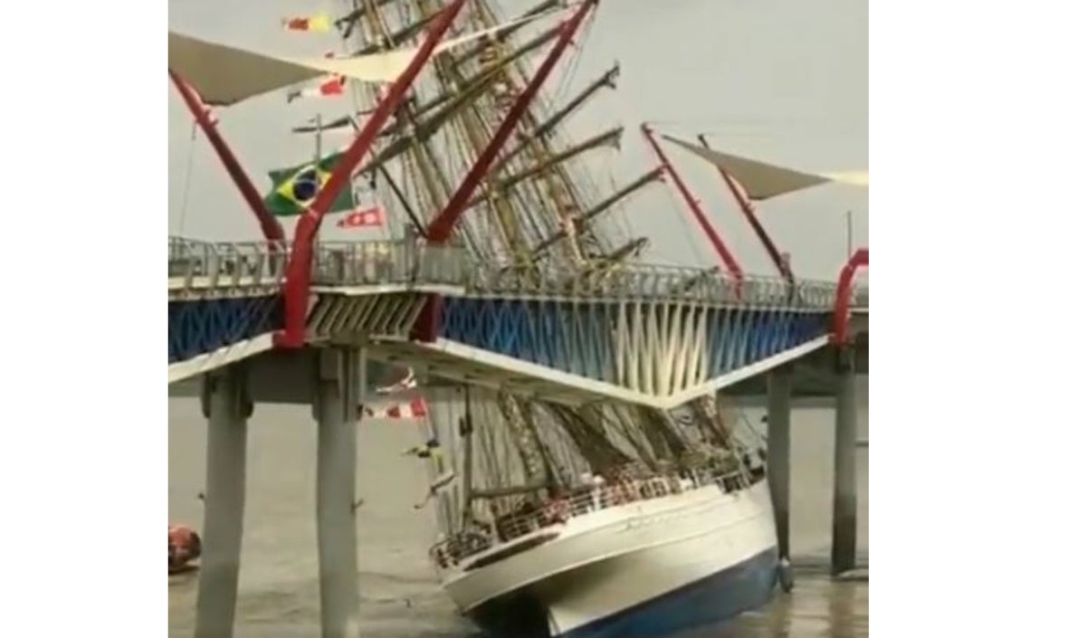 Buque de la Marina de Brasil se estrelló contra puente en Ecuador