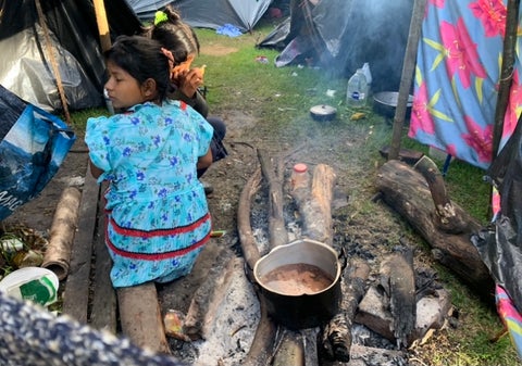 Mujer Embera preparando el desayuno
