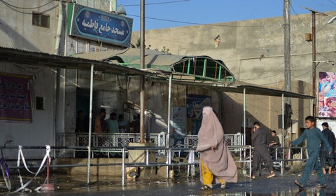 Afganos recorriendo las calles de Kabul