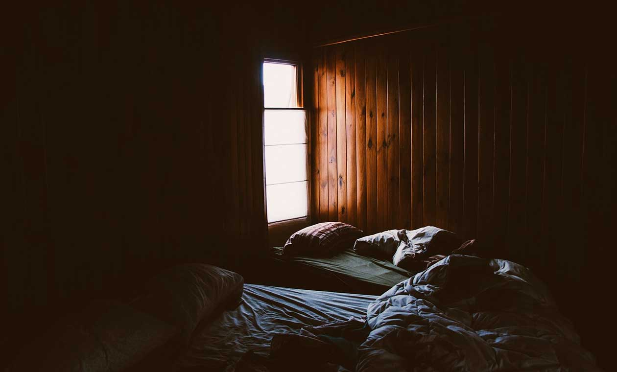 Cama cerca a ventana