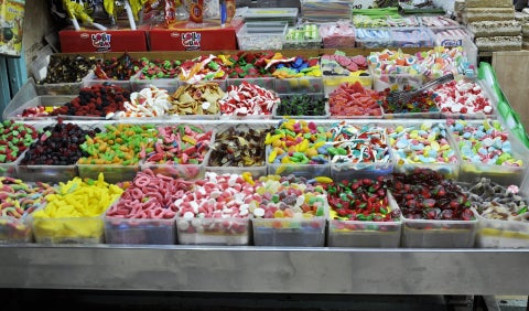 Alumnos descubrieron que su maestra cargaba gomitas hechas con marihuana