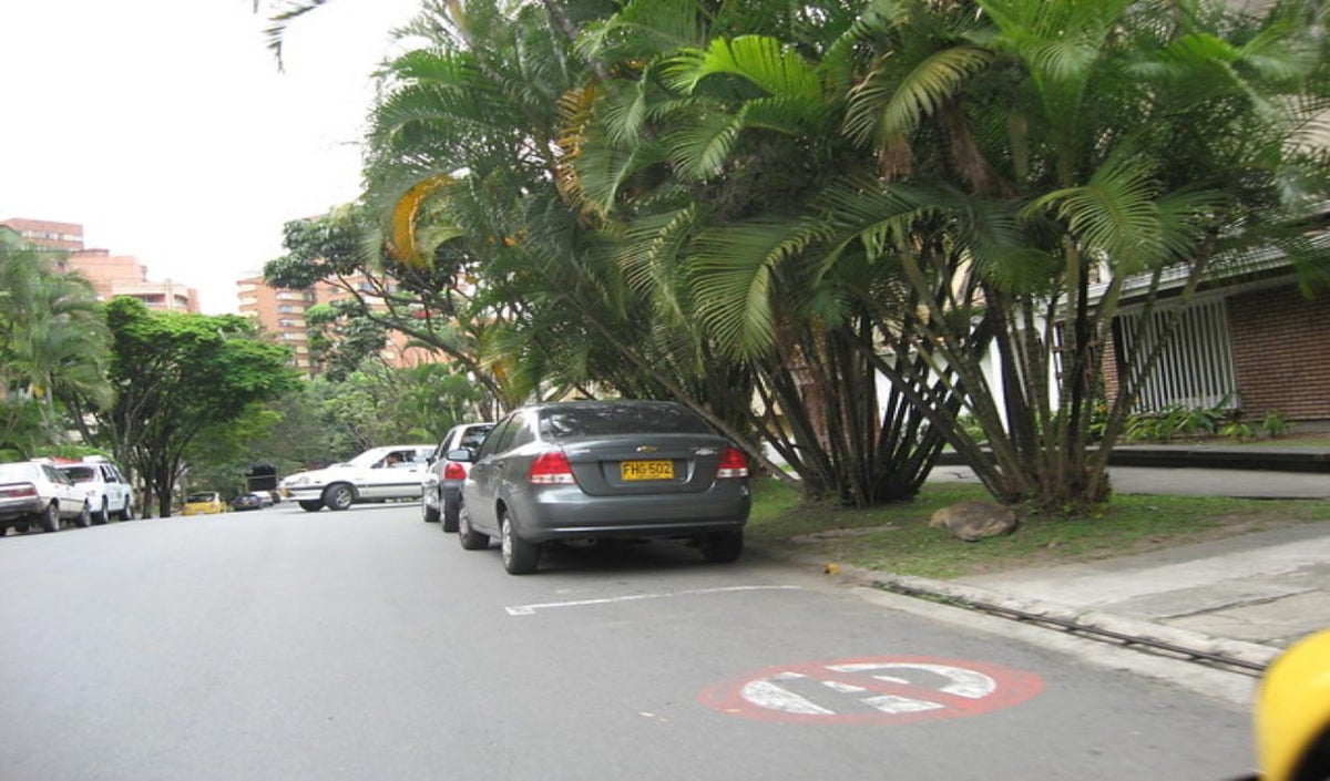 Carros mal parqueados en Bogotá