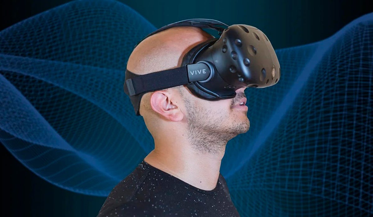 Hombre usando un casco de realidad virtual
