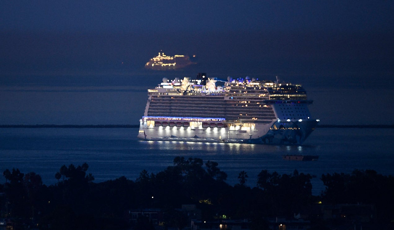 Crucero navegando en el mar