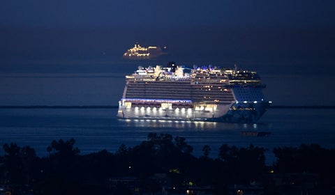 Crucero navegando en el mar