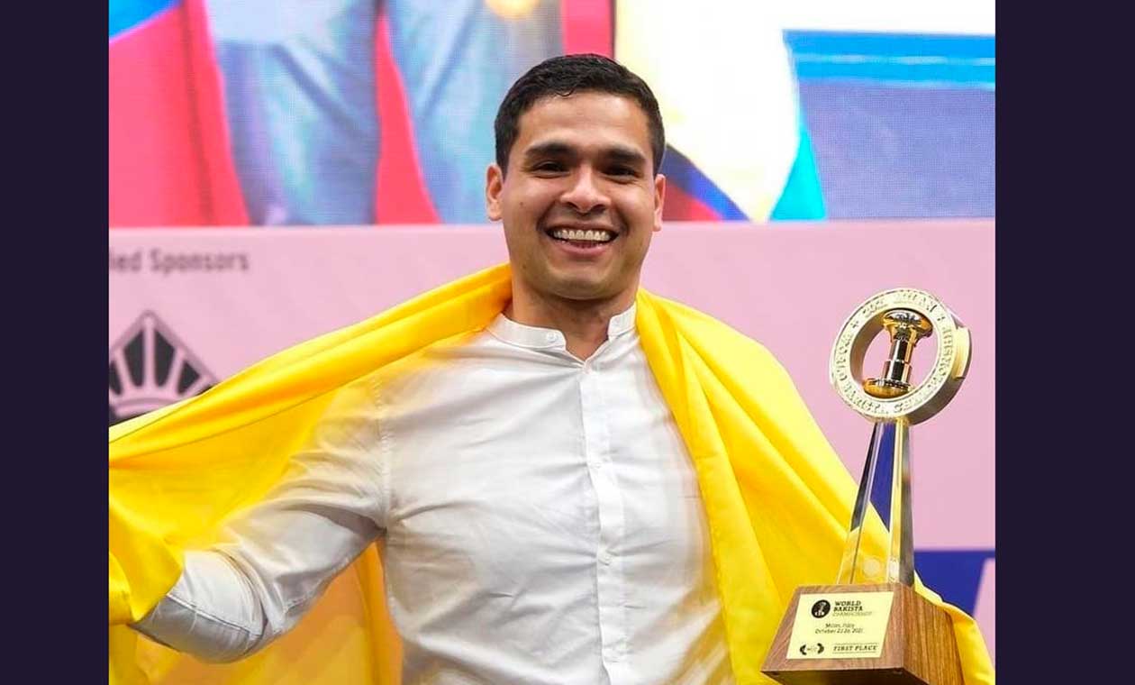 Diego Campos, con trofeo de campeón mundial de barísmo