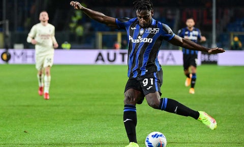 Duván Zapata jugando con el Atalanta