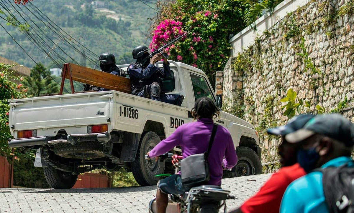Militares en las calles de en Puerto Príncipe, Haití