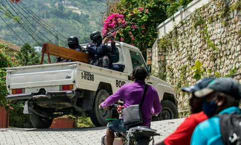 Militares en las calles de en Puerto Príncipe, Haití