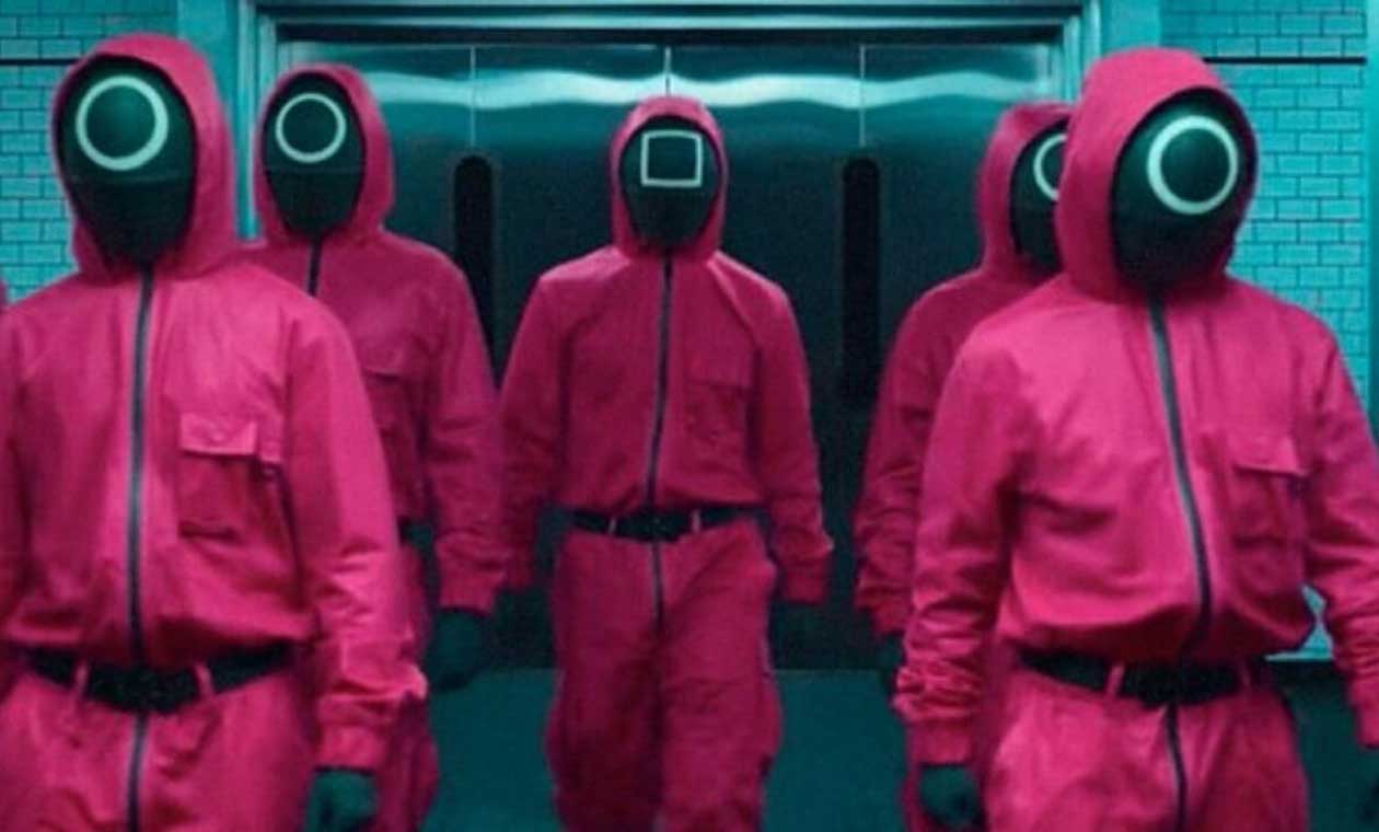 Personajes con el traje de El juego del Calamar