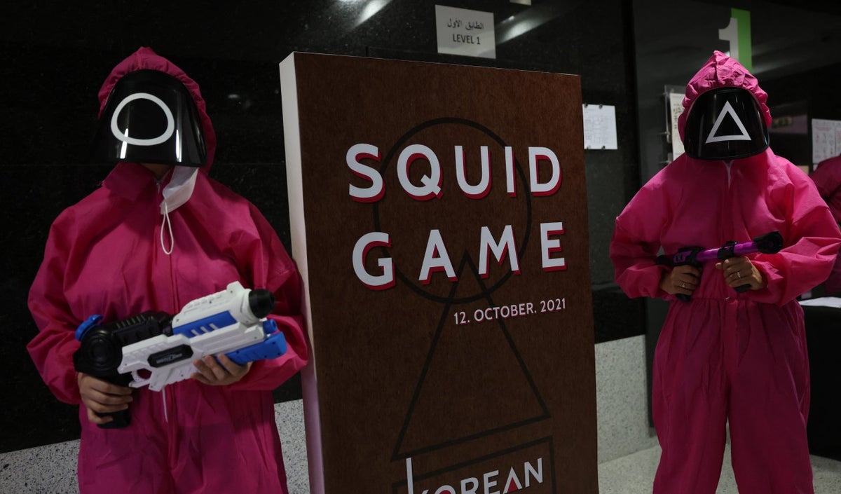 Personas participan en evento de El Juego del Calamar