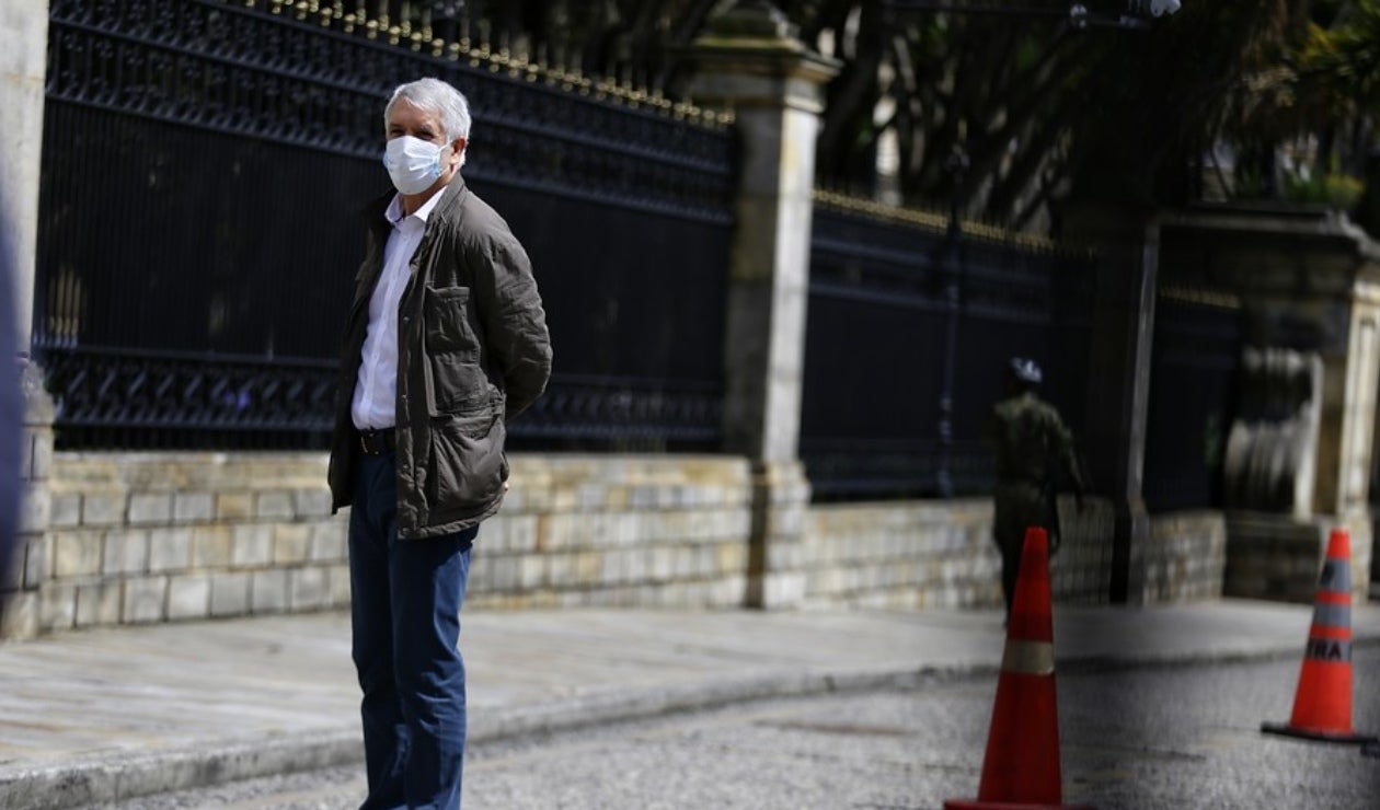 Enrique Peñalosa, exalcalde de Bogotá fuera de la Casa de Nariño