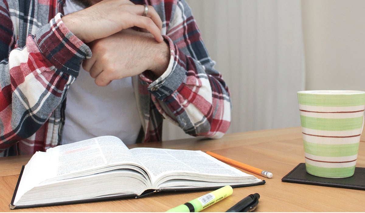 Estudiante está leyendo un libro