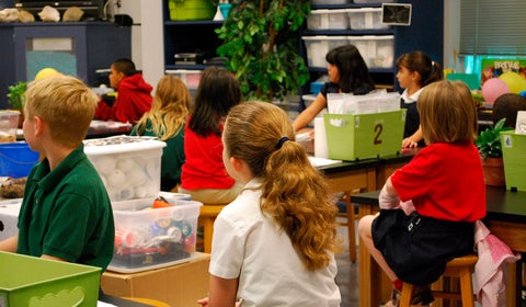 Estudiantes en salón de clases