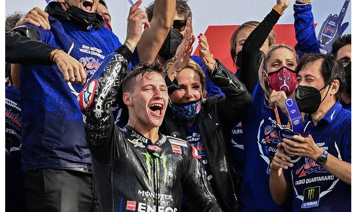 Fabio Quartararo celebra coronarse campeón de MotoGP 2021