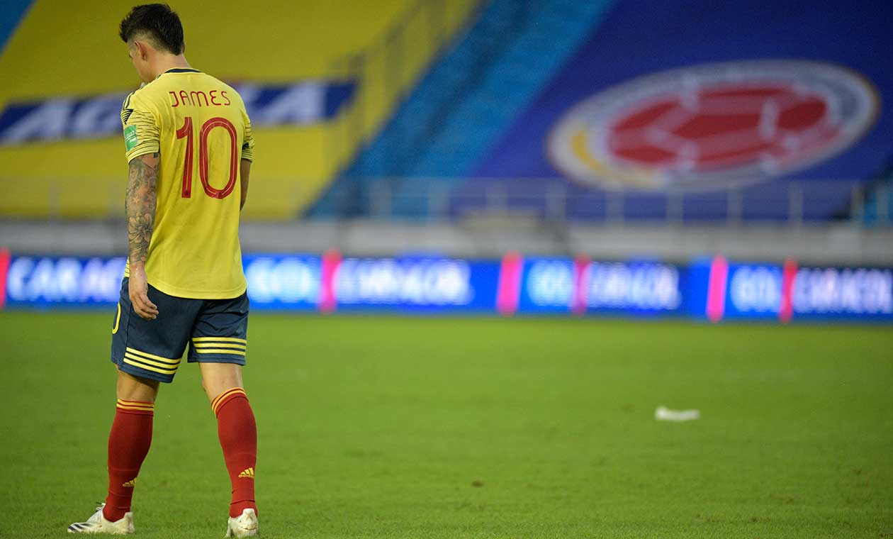James Rodríguez en el campo con la Selección Colombia