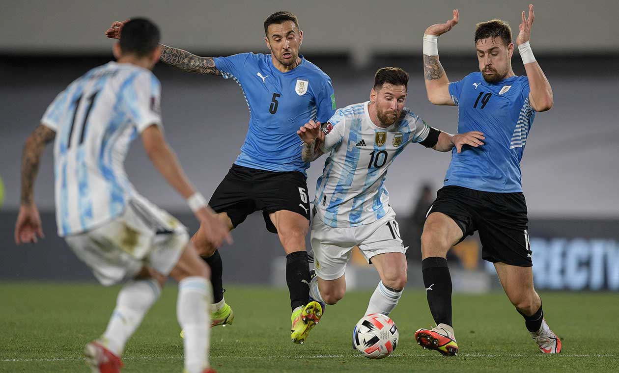Lionel Messi en partido Argentina vs Uruguay