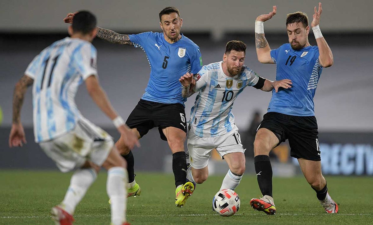 Lionel Messi en partido Argentina vs Uruguay
