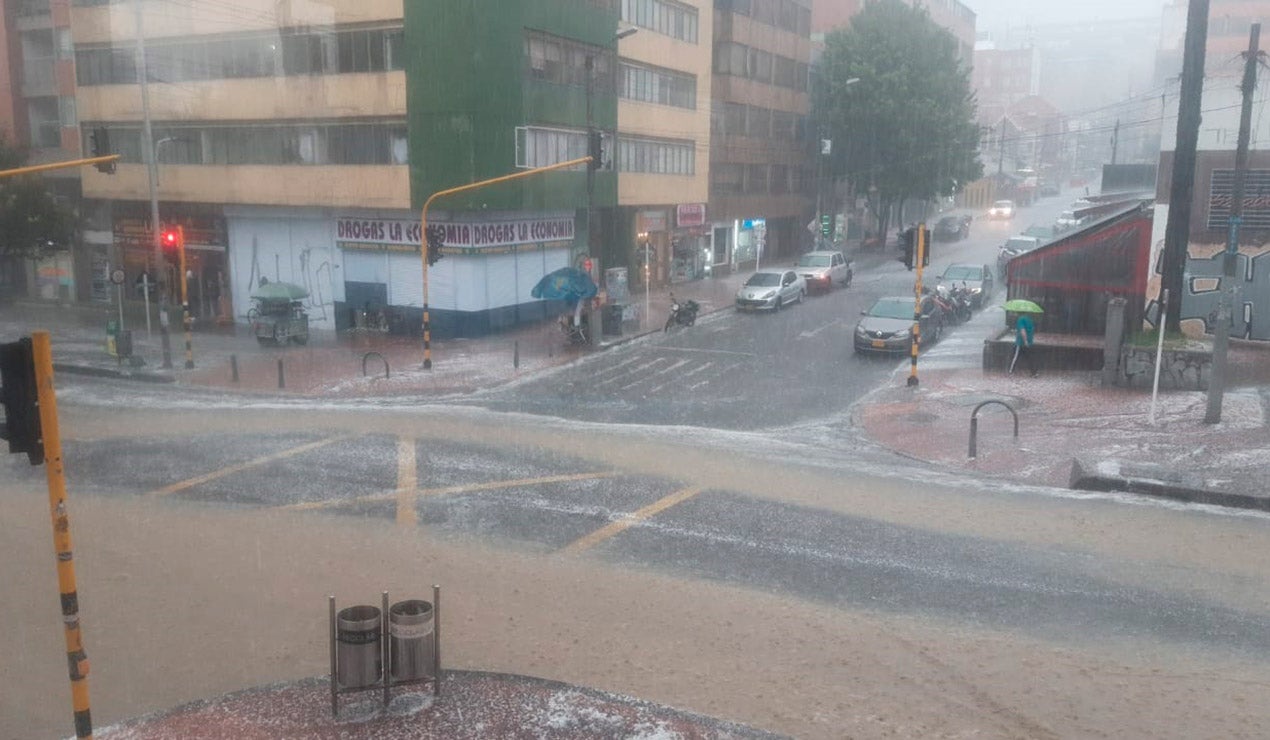 Fuertes lluvias en Bogotá inundan las calles