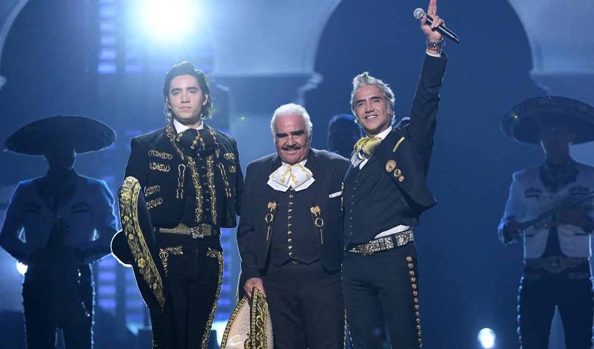 Vicente Fernández en concierto con Alejandro Fernández y su nieto Alex.