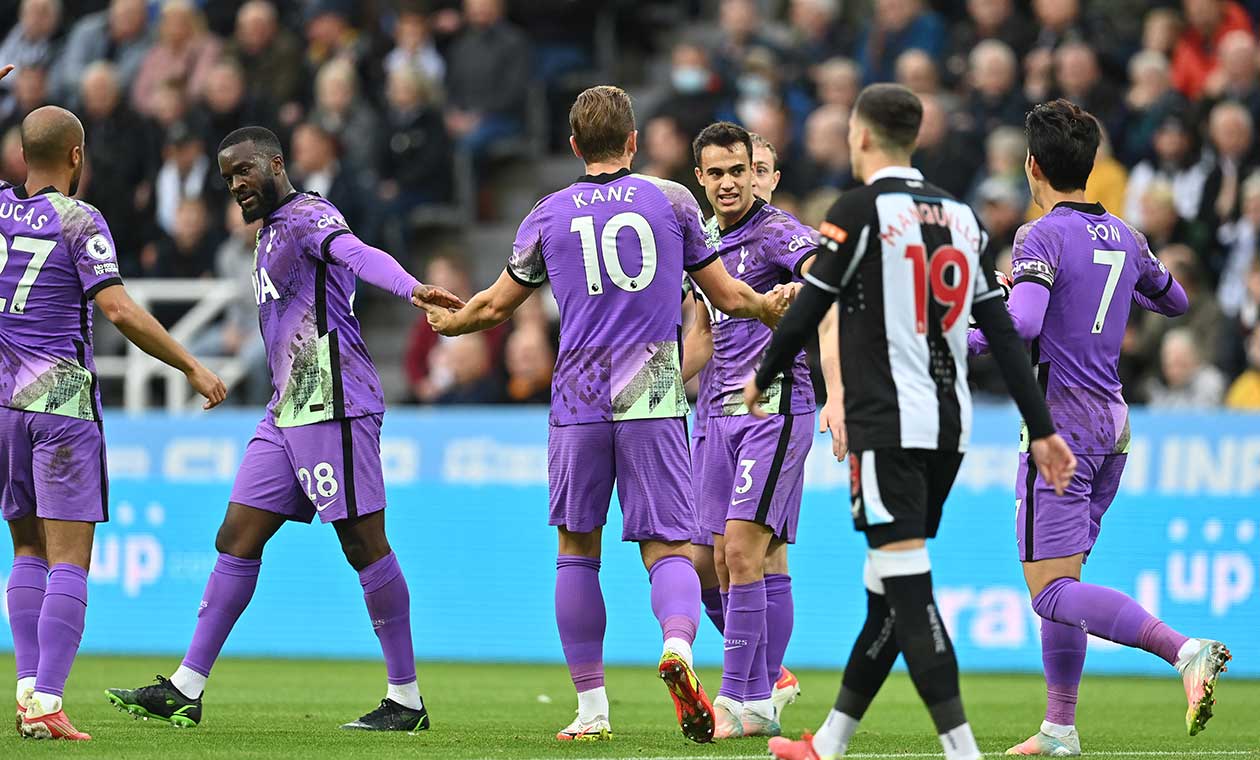 Jugadores del Newcastle y Tottenham