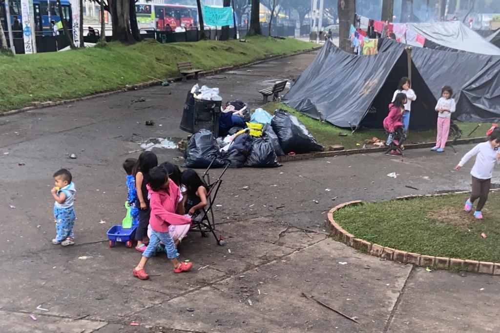 Niños indígenas asentados en el Parque Nacional, Bogotá.