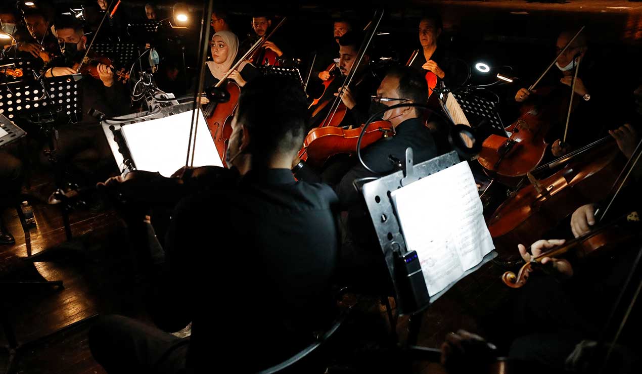 Orquesta tomando la Sinfonía de Beethoven