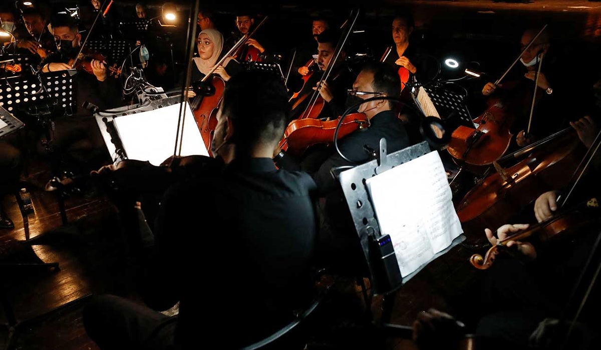 Orquesta tomando la Sinfonía de Beethoven