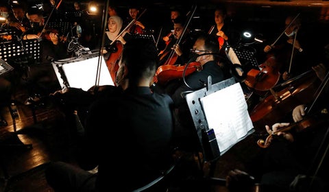Orquesta tomando la Sinfonía de Beethoven