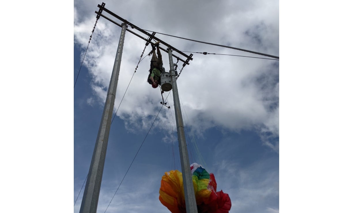 Parapentista enredado en cuerdas de energía en El Cerrito, Valle