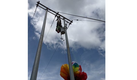 Parapentista enredado en cuerdas de energía en El Cerrito, Valle