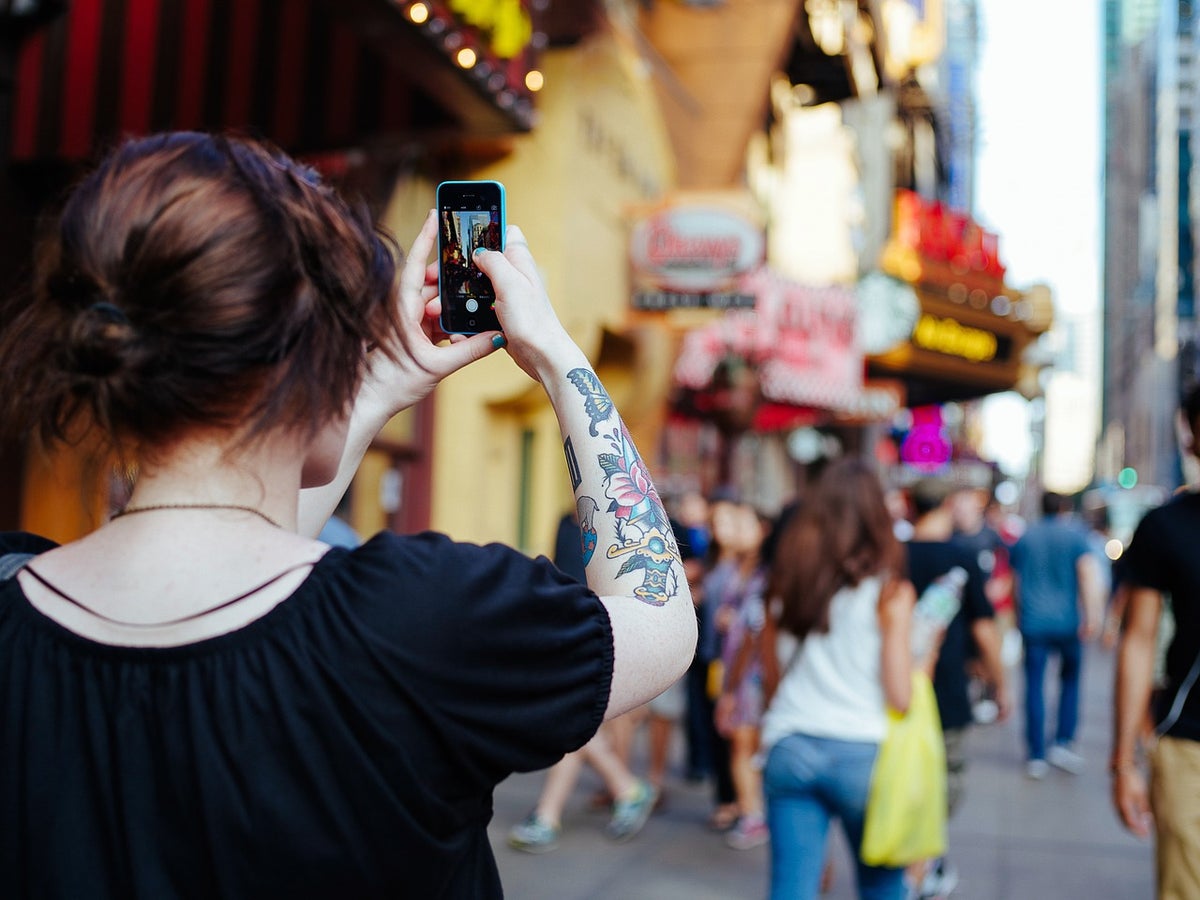 Joven grabando un video en su celular