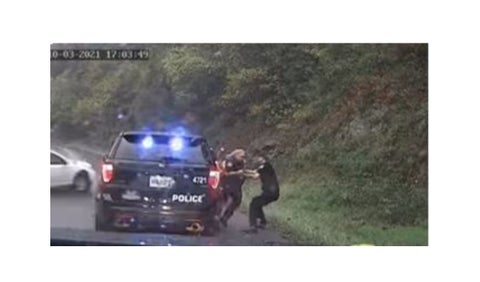 Policía salva a su compañera de accidente