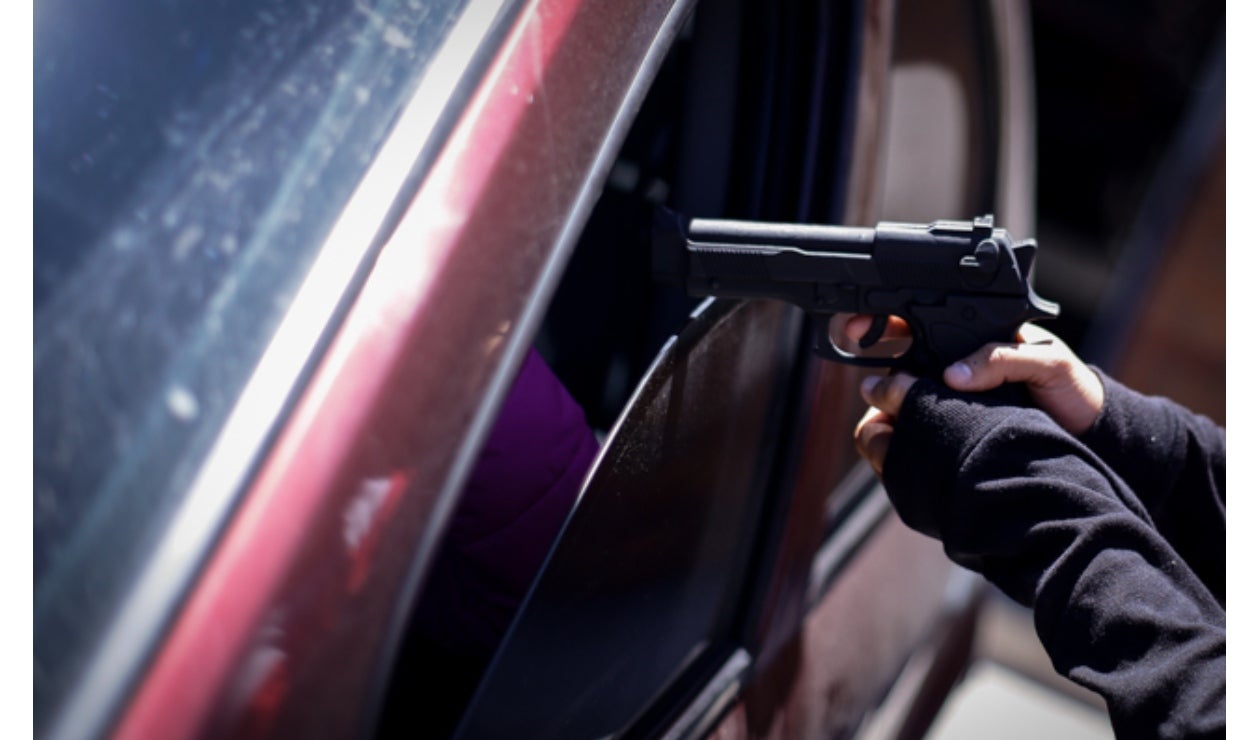 Roban camioneta en Bogotá amenazando a niña con pistola