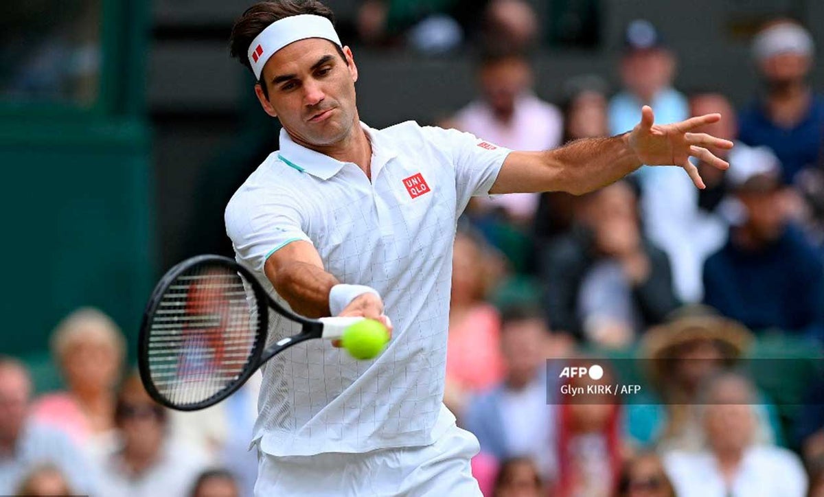 Roger Federer jugando tenis