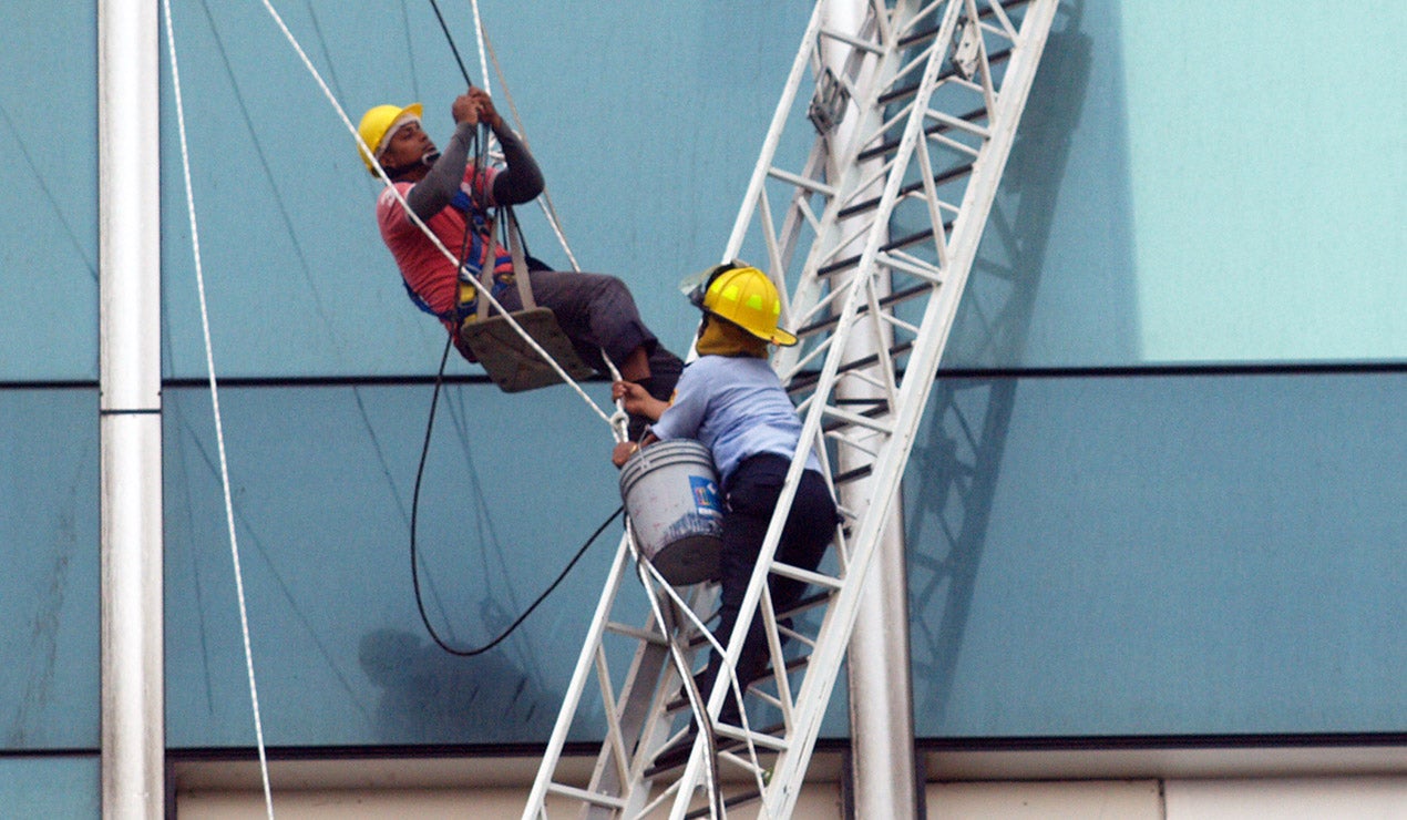 trabajadores en edificio