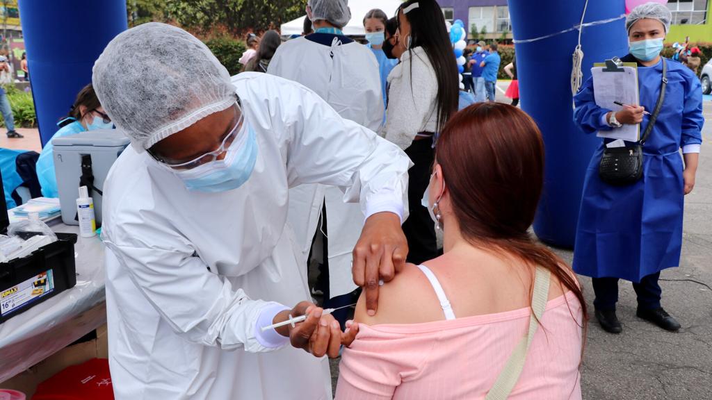 Persona recibiendo vacuna contra Covid-19