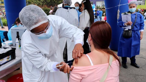 Persona recibiendo vacuna contra Covid-19