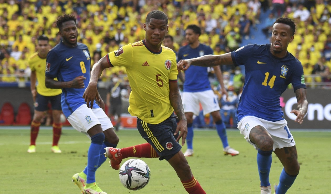 Wilmar Barrios y Éder Militao disputan la pelota en partido Colombia vs Brasil